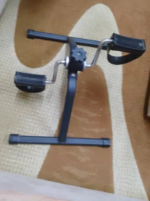 يوجد جهاز دراجه لتمارين رياضيه من الجلوس وتحرك القدمين وليدين يصلح الكبار سن وشباب بحاله جدا ممتازة