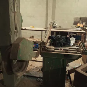 معدات صناعية أو ورشة لحام