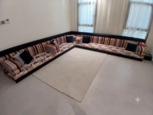 مجلس ارضي مع الطاوله