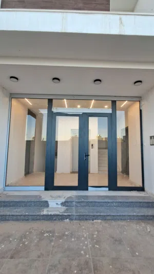شقة جديدة إيجار بلقرب من جزيرة غوط الشعال وبجانب الدائري الثالث ومدرسة سي كوست الدولية موقع ممتاز