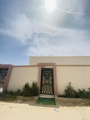 منزل للبيع في عين زارة طريق الابار