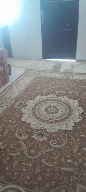 شقة للايجار الشهري بمدينة صور جنوب الشرقية السعر ممتاز شامل الكهرباء والمياه والنت  الشقة متاحة شهر