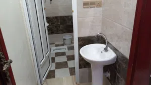 عررطه شقق مفروشه  ممتازه إناقة وفخامه عالميه السعر : 3000 سعودي  الموقع:عدن - الممداره - قريب الدرين