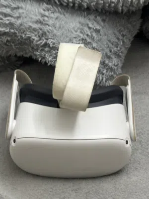 جهاز VR meta quest 2 مستعمل بس حالته نفس الجديد مافيه اي شي وتوصيل بس في ابوظبي