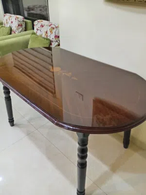 طاوله سفره بدون كراسي بحاله ممتازه عليها لوح زجاج