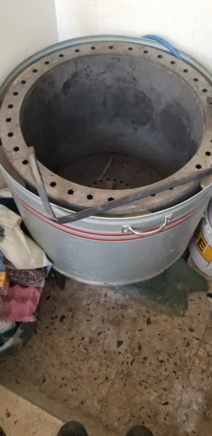 تنور حجم وسط مع الحامل حديد