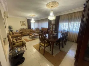 طقم متكامل فخم جداً وبحالة ممتازة (صالون + سفرة) للبيع بداعي التجديد.