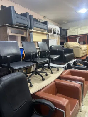 تشكيلة مكاتب مستعملة بحالة الجديد للبيع