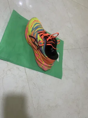 هذا الحذاء هو ASICS Novablast 3