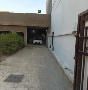 قطع ارض فرصه استثماريه جيده قطه ارض 300 متر م للبيع وجه 10 نزال 30 م تصلح ان تكون مجمع دراسي او طبي