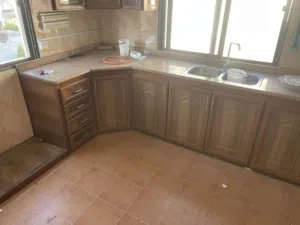 مطبخ المنيوم نظيف جدا لون واضح
