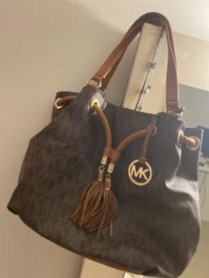 شنطة مايكل كورس Michael Kors نسائيه حجمها متوسط