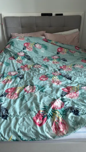 سرير كوين مع تسريحة وطاولة جانبية