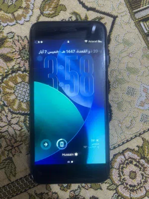 ايفون Se2 مستعمل و حالته كلش زينه و لونه اسود ذاكره 64
