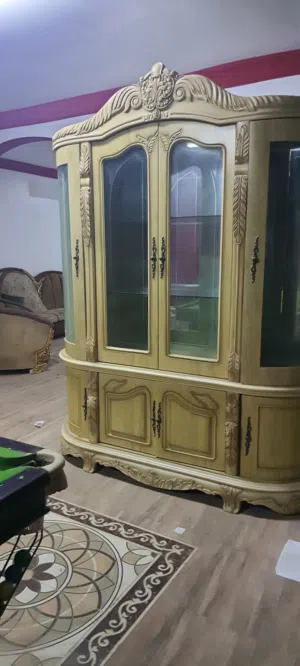 بوفية اواني حجم كبير بلون خشبي بحالة ممتازة متوافر في ولاية بركاء  اهلا و سهلا بالجميع