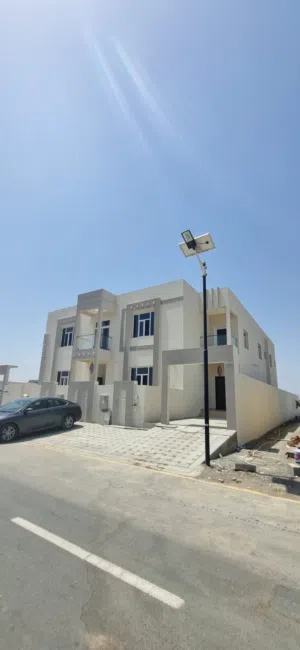 فيلا جديدة في المعبيلة الثامنة بالقرب من الجامعة العربية. Brand-New Villa for Rent in Al Maabela 8.