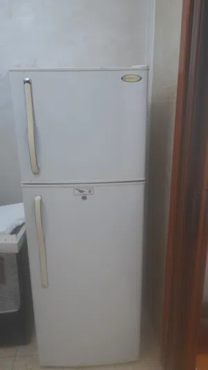 ثلاجة للبيع بسعر مغري