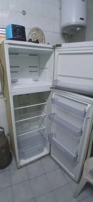 ثلاجة وفرن بحالة ممتازة