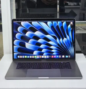 MacBook Pro 15 2017 i7 16GB Ram 256GB SSD AMD Radeon FirePro555 لابتوب ابل