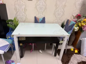 طاولة زجاج بحالة جيدة