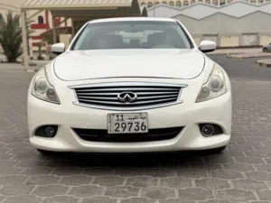 إنفينيتي G25 موديل 2012 بيلون أبيض مع مواصفات خليجية، حالة جيدة وميزات تقنية متقدمة