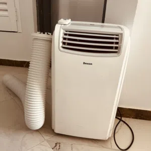 للبيع مكيف بارد جدا ولله الحمد طن وربع مع الهوز والريموت