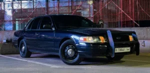 هذي لي حقكك تقول عليه طرف واحد في ليبيا باللون هذا وبالموصفات الكامله هذينا (FORD CROWN VIC 2011 )