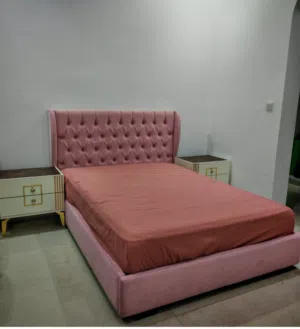 سرير كوين مع اثنين كوميدينو. Queen-size bed with two nightstands.