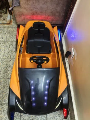 هذه السيارة هي سيارة ماكلارين (McLaren) كهربائية مخصصة للأطفال