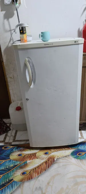 ثلاجة صغيرة نضيفة
