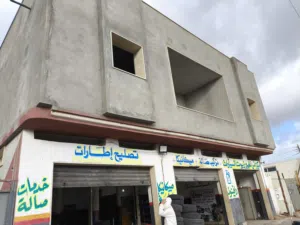 قطعة أرض تجاريه عالطريق الرئيسي مساحتها 700م قائم عليها بناء دورين مساحة البناء 230م مربع