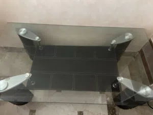 طاولة تلفاز زجاجية