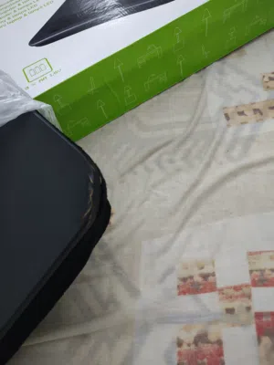 طاولة لاب توب محمولة مع مصباح LED مدمج (Portable Laptop Lap Desk with LED Light). تم تصميمها لتوفير