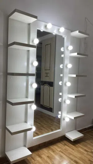 تواليت غرفة نوم بحالة ممتازة للبيع أبيض