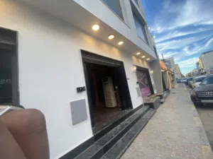 مبني متكون من 4ادوار
