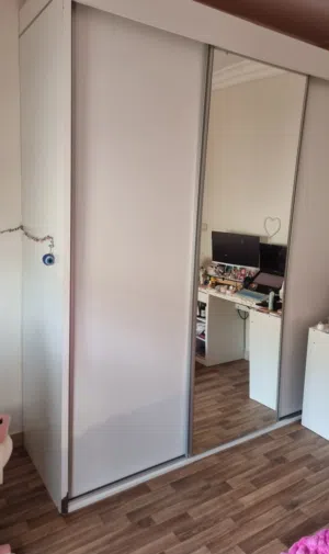 خزانة حائط شبه جديدة للبيع بداعي السفر