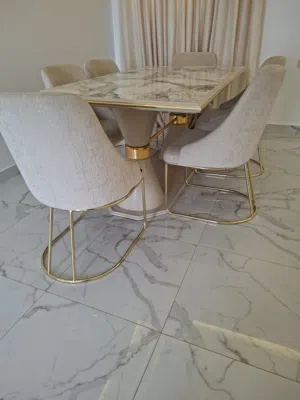 السلام عليكم ورحمة الله طاولة ومعها سته كراسي استعمال نظيف ماركة ولتونمعها سته كراسيم