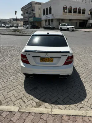 مرسيدس بنز C 300 موديل 2012 - صالون سيدان أبيض مع تقنيات حديثة وركن مميز