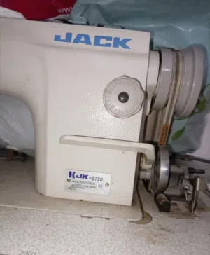 للبيع ماكينة خياطة JACK صناعية - شبه جديدة - استعمال منزلي خفيف جداً