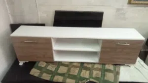 طاولة شاشه خشب للبيع