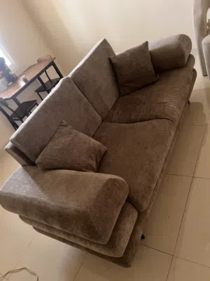 سرير وخزانة وكنباية