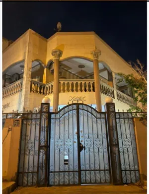 فرصة فيلا لقطة موقع استراتيجي ممتاز حيوي بجوار المولات والخدمات البيع شامل 8 تكييفات 2 مطبخ