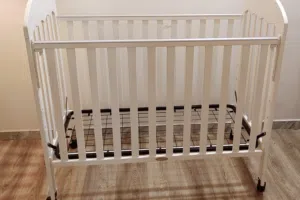 سرير أطفال خشبي أبيض بحواجز قابلة للتعديل (childcare)