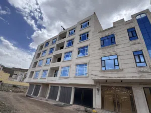 عمارة بواجهة عملاقة للبيع في ارقى احياء صنعاء فرصة استثمارية راائعة