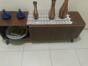 طاولة تلفزيون بحالة الوكالة لون بني