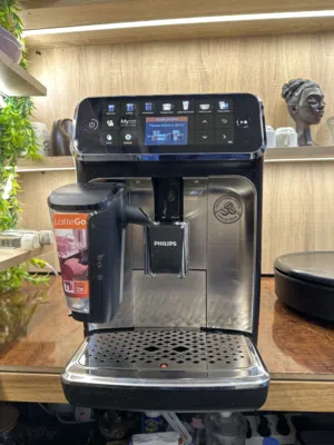 مكينة قهوة موديل PHILIPS4500 خاصه بصنع القهوة سريعه وسهله الستخدام