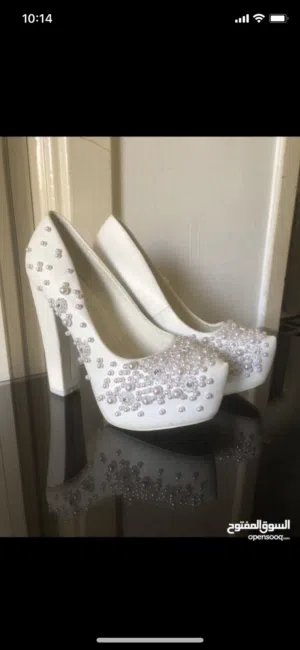 هيلز عروس مرصع باللولو بحال الجديد نمره 39 نوعية ممتازة استخدام ساعتين فقط للبيع