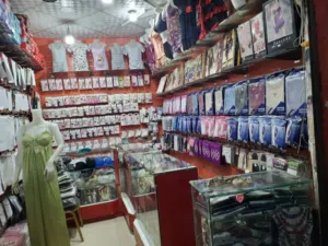 يوجد محل لليجار داخل مركز تجاري شغال