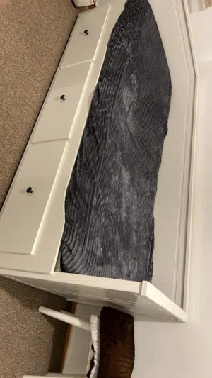 سرير ايكيا اصلي استعمال نظيف فيه تلات ادراج اكبار مساحتهن من جوا والسرير يجي كنبه وينفتح