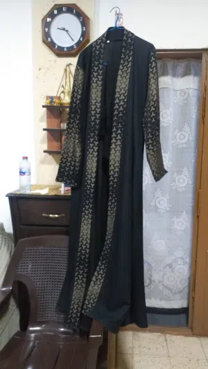 بيع مستعجل لضرورة عباية ثقيل احلى من صورجديدة اجت هدية من سعودية سبب البيع مقاس في كندرة طبية40مقاس